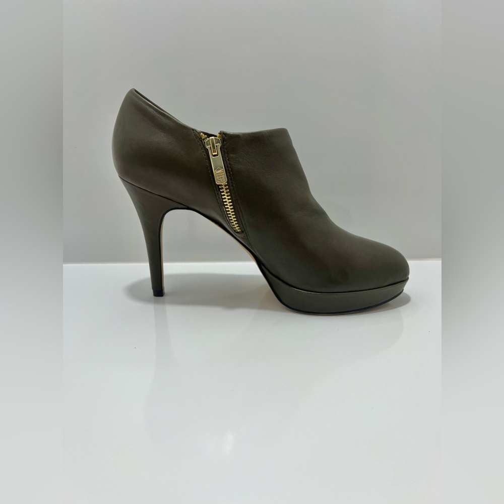 Vince Camuto Elvin Booties 8.5M Olive Green Good Condition Heel 4.5” Leather